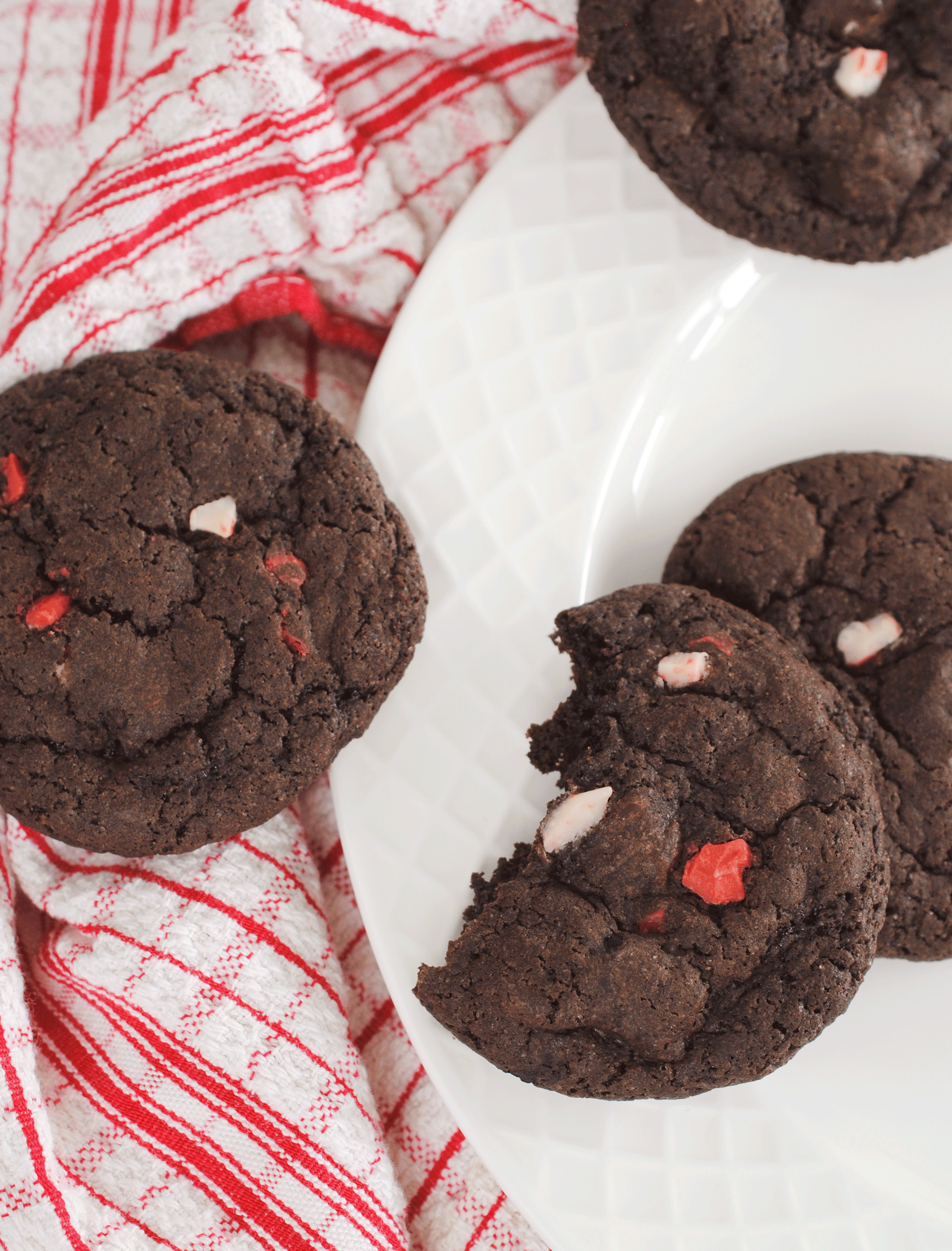 Dark Chocolate Peppermint Crunch Cookies | Confessions Of A Midnight Baker